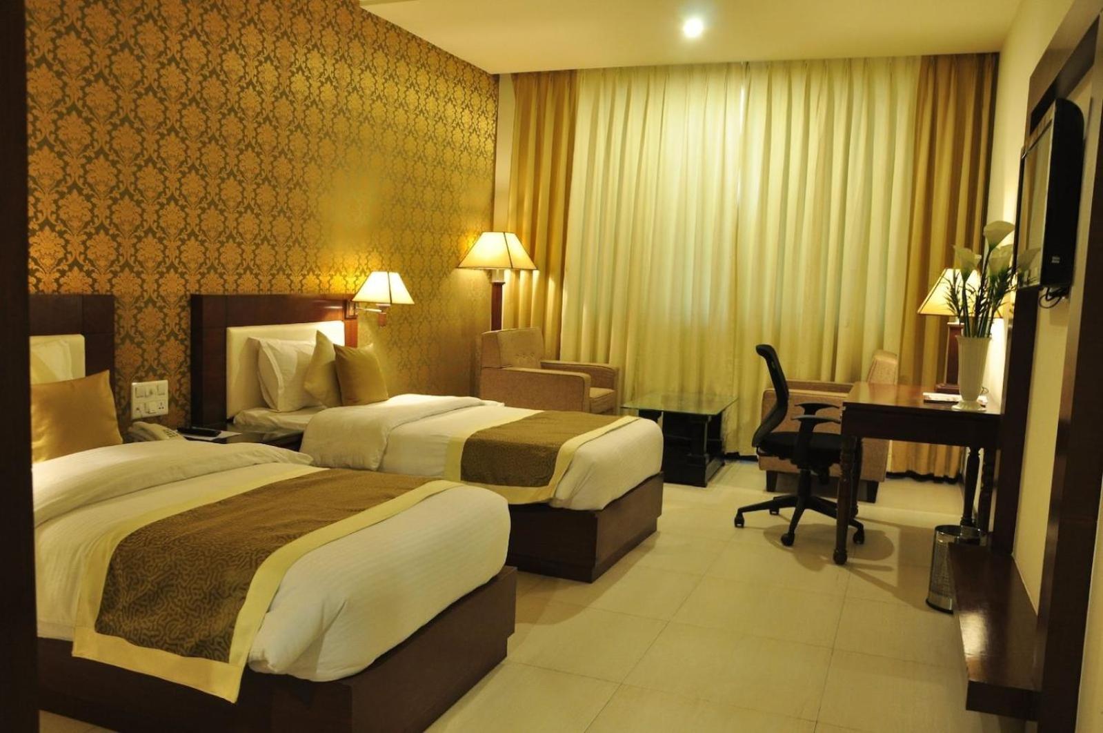 Hotel Devashish Халдвани Экстерьер фото