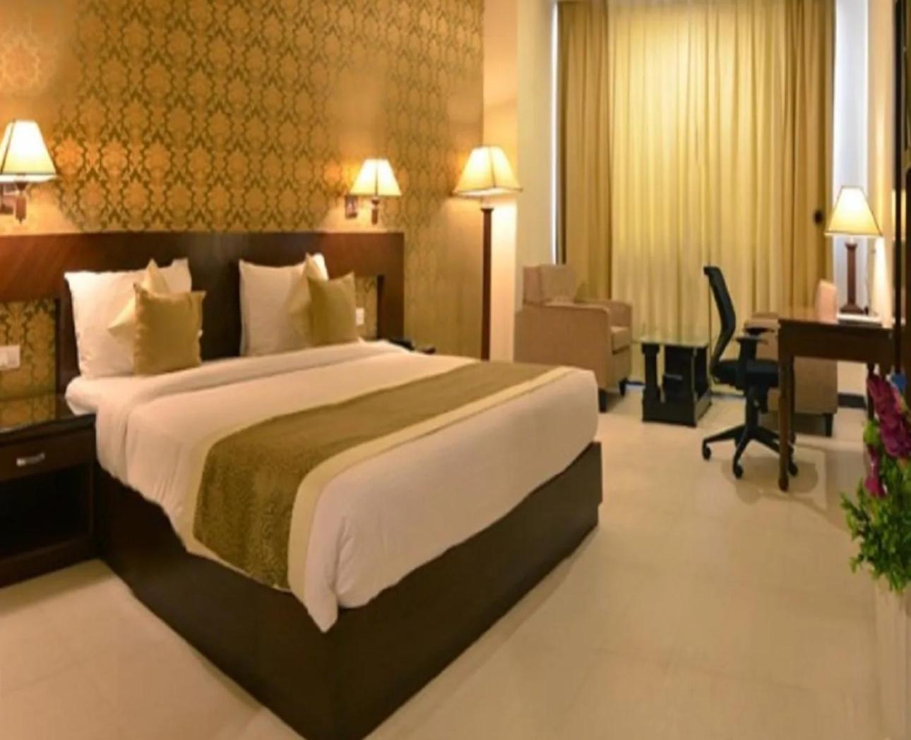 Hotel Devashish Халдвани Экстерьер фото