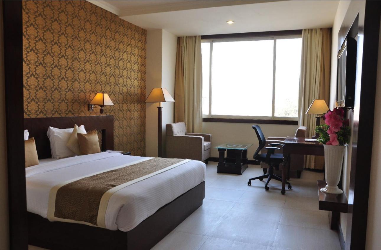 Hotel Devashish Халдвани Экстерьер фото