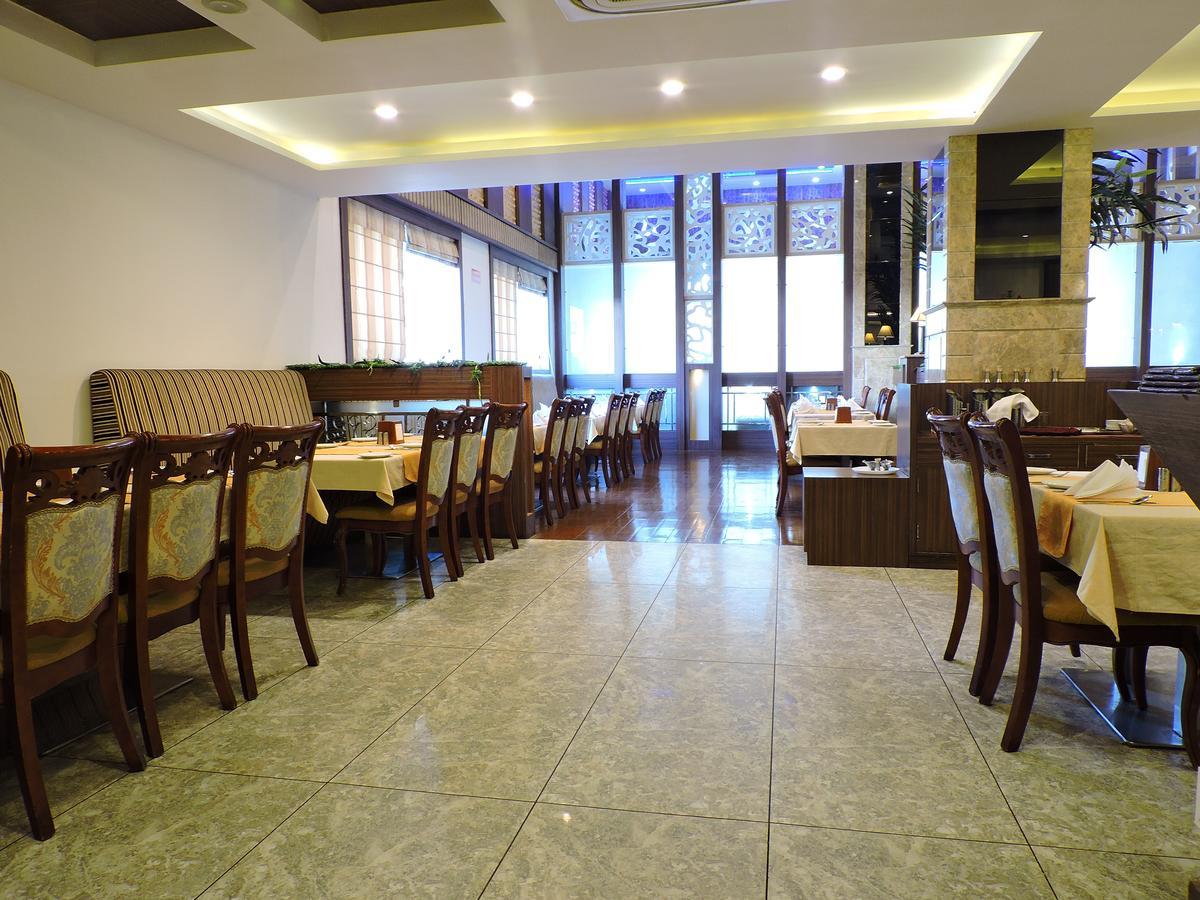 Hotel Devashish Халдвани Экстерьер фото